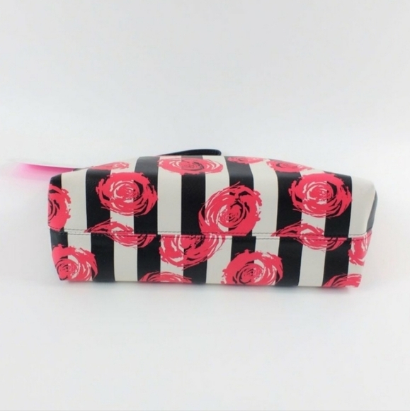 Betsey Jphnson Black and White Floral Wristlet Purse - Picture 14 of 14